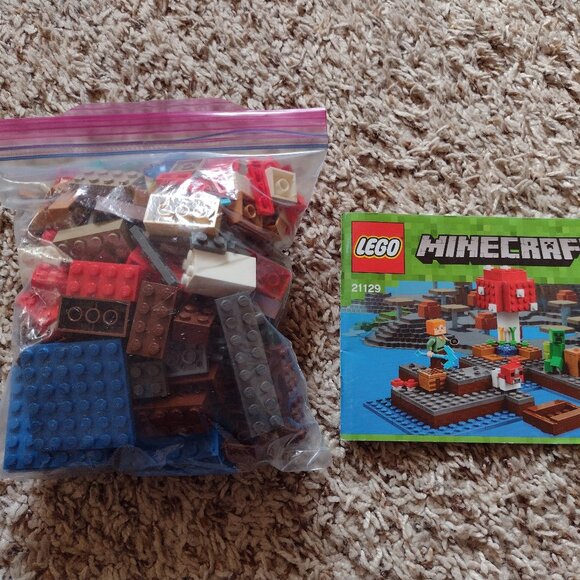 LEGO Minecraft #21129 "Mushroom Island" set - Picture 1 of 2